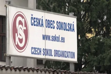 Reportéři ČT: Miliony ze Sokola mizely delší dobu. Podezřelá měla blízko ke starostce