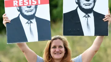 Ve Skotsku lidé demonstrují proti Trumpovi