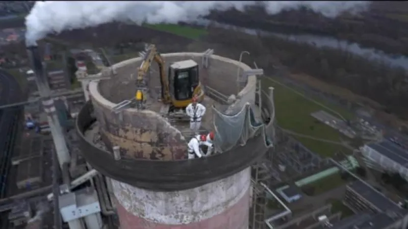 Demolice komína elektrárny