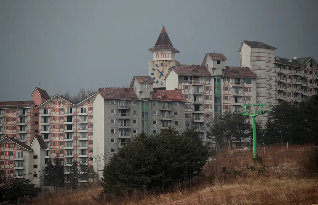 Opuštěný jihokorejský lyžařský areál Alps Ski Resort poblíž demilitarizované zóny a hranic se Severní Koreou nedaleko dějiště zimních olympijských her 2018