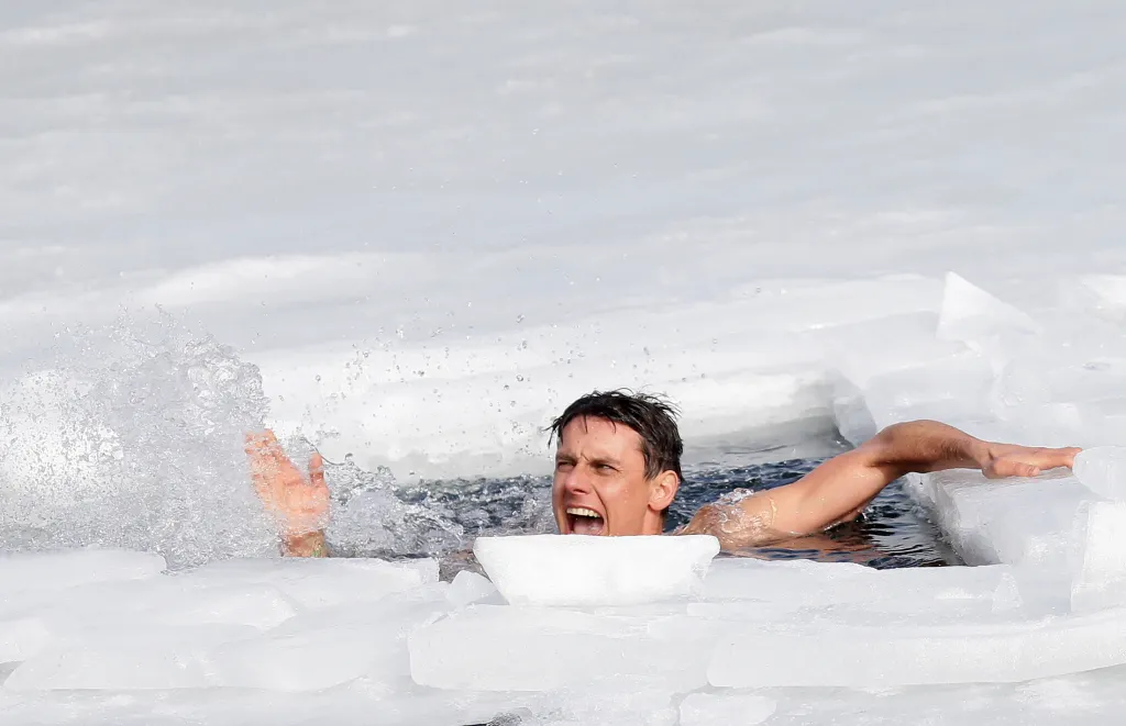 Český freediver a reprezentant ve volném potápění David Vencl se postaral o zápis do Guinnessovy knihy rekordů v plavání pod ledem. V zatopeném lomu Vápenka v Lahošti na Teplicku uplaval v předepsaných podmínkách bez neoprenu, čepice a závaží 80 metrů