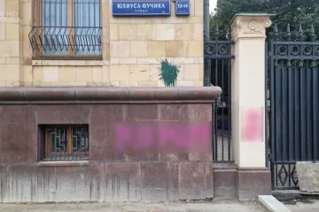 Českou ambasádu v Moskvě pomalovali vulgárními nápisy