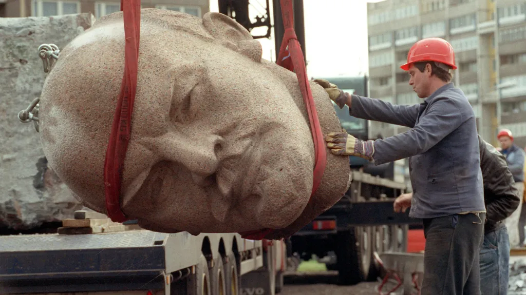 Likvidace Leninovy berlínské sochy v roce 1991