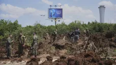 Izraelské bezpečnostní složky kontrolují místo, kam podle armády dopadla střela vypálená z Jemenu