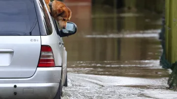 Auto projíždí zatopenou ulicí v Henley nad Temží