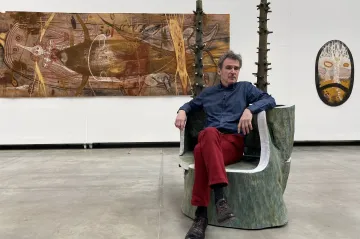 Přírodní barvy a materiály. Františka Skálu inspirovaly k tvorbě nejen jeskynní malby