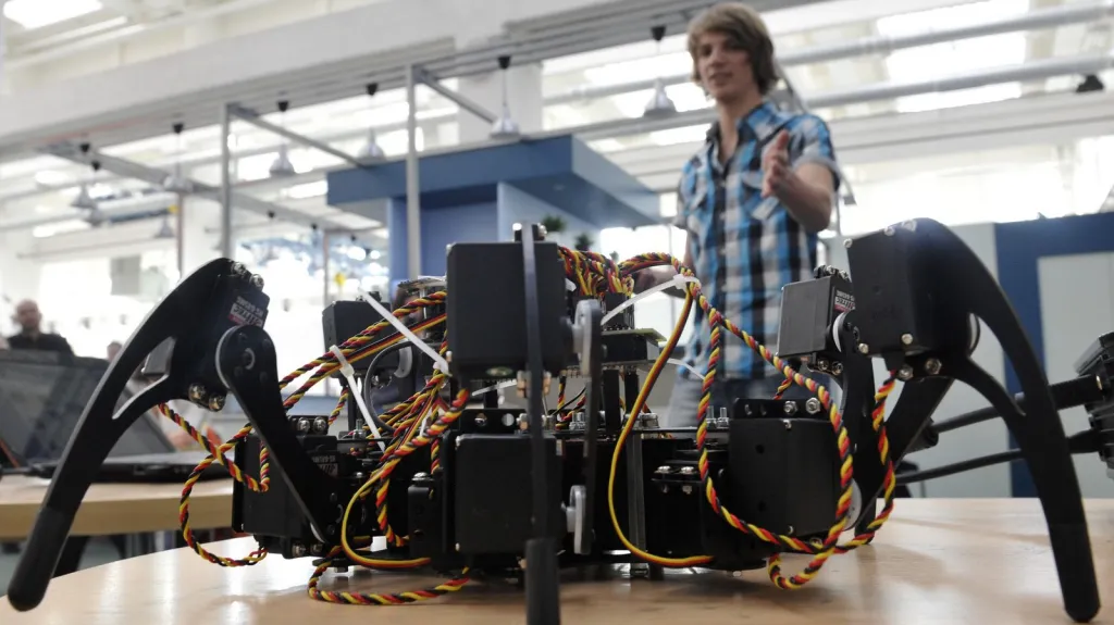 Michael Hrabě se svým robotem