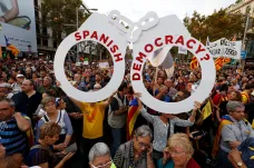 Madrid odstraní vůdce Katalánska a uspořádá volby. V Barceloně to odmítly statisíce lidí