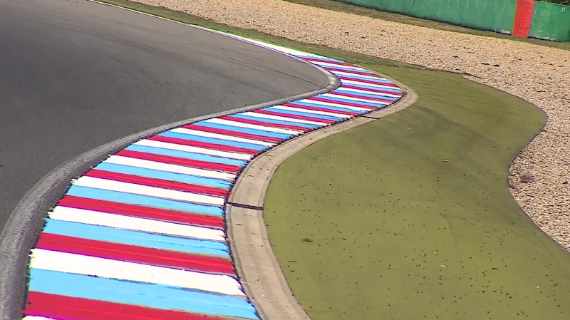 Čerstvě natřené obrubníky v jedné ze 14 zatáček