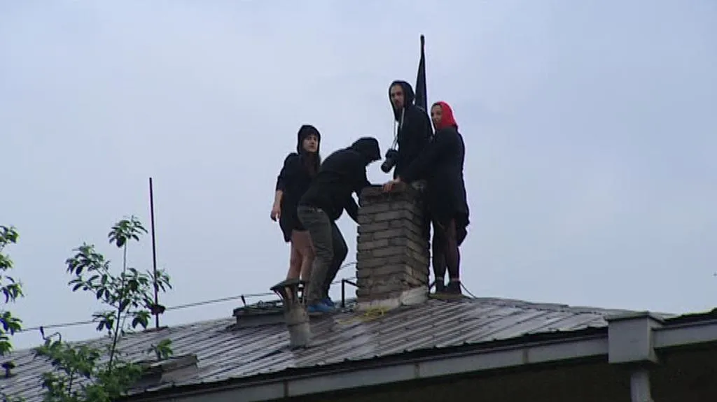 Aktivisté na střeše Kliniky