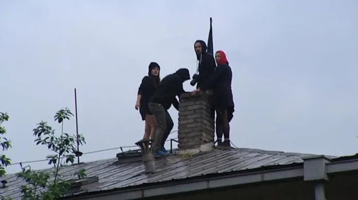 Aktivisté na střeše Kliniky