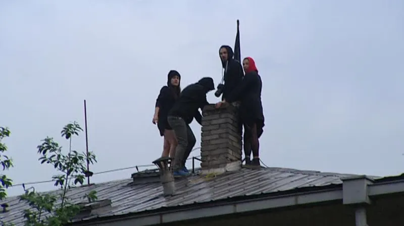 Aktivisté na střeše Kliniky