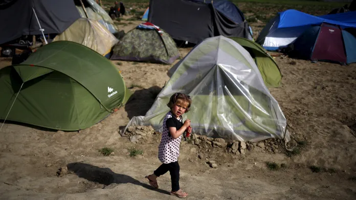 Téměř polovinu uprchlíků v táboře v Idomeni tvoří podle Lékařů bez hranic děti