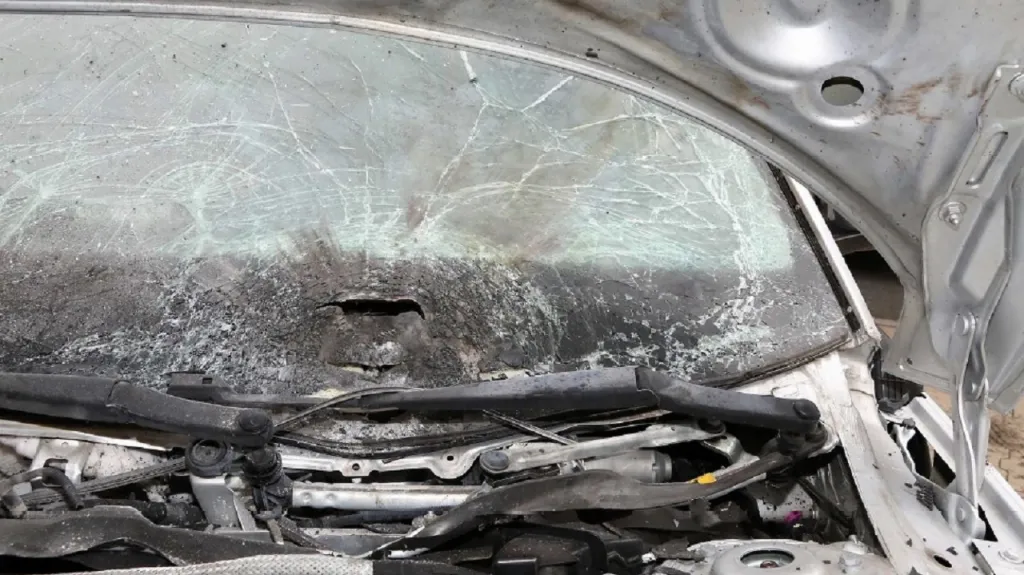 Auto poškozené výbušninou
