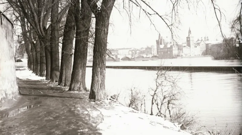 Zimní Praha na snímku z roku 1945