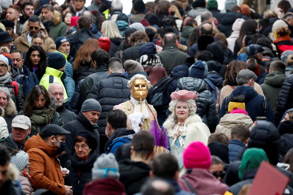 Benátský karneval patří mezi nejnavštěvovanější karnevaly. Navštíví ho každoročně asi tři miliony lidí