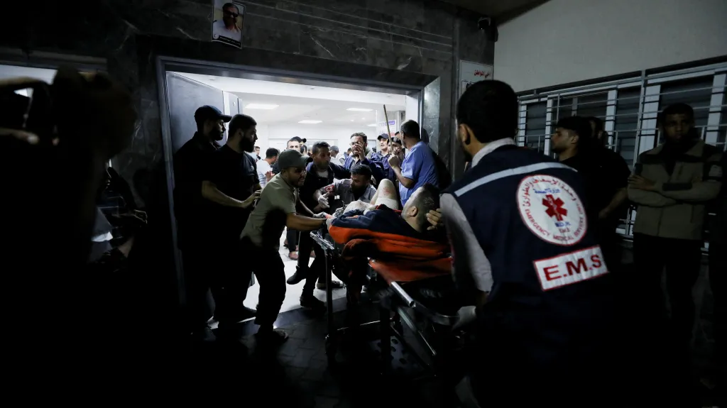 Záchrana zraněných po výbuchu v nemocnici v Gaze