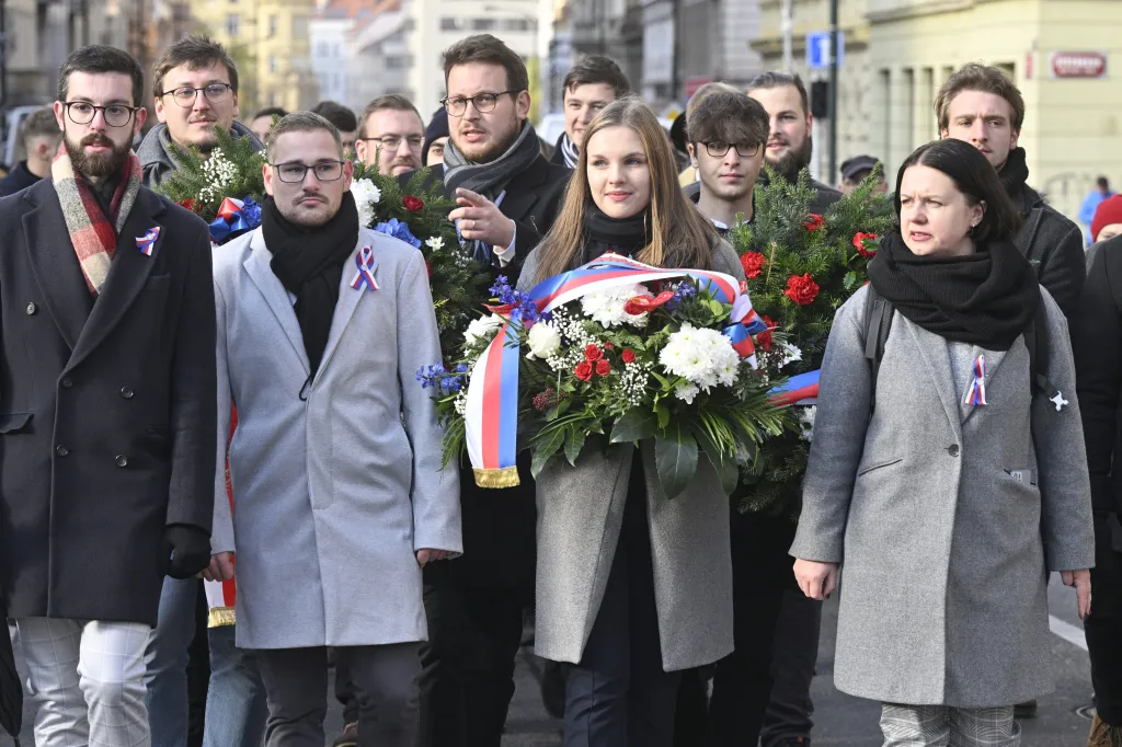 Studenti přichází položit pietní věnce k památníku Jana Opletala u příležitosti výročí 17. listopadu