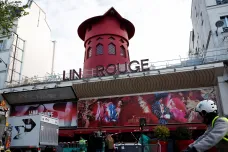 V Paříži se zřítily lopatky mlýna na kabaretu Moulin Rouge