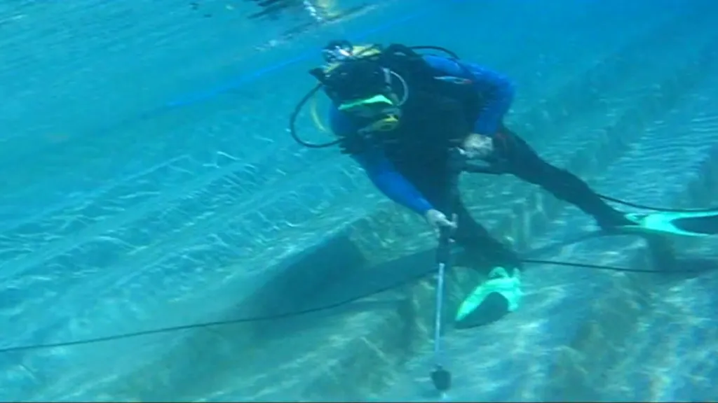 Potápěč opravuje dno bazénu. Ilustrační foto