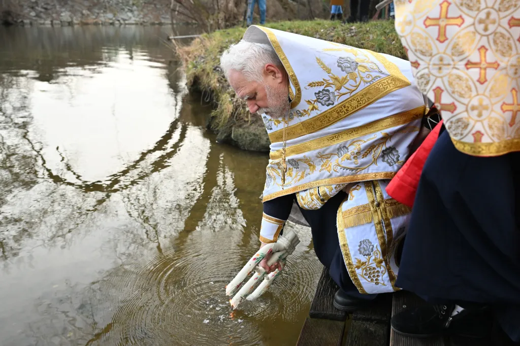 Pravoslavní věřící si v chladné vodě Svratky připomněli křest Krista v Jordánu