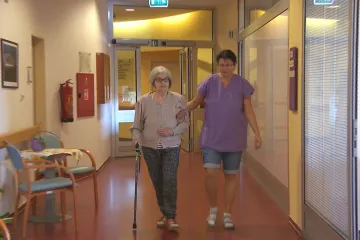 Příspěvky na péči by se neměly od července zvedat plošně, oznámil Jurečka