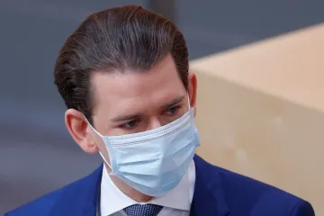 Roušky v obchodech a kontroly na hranicích. Rakousko opět zpřísňuje koronavirová opatření