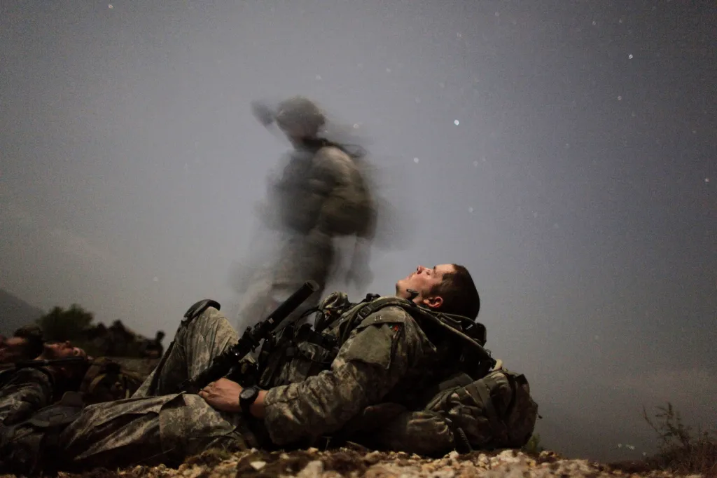 Pod hvězdami. Americký voják pěchotní jednotky odpočívá během noční mise v údolí Pesh v provincii Kunar. Snímek je z 12. srpna 2009