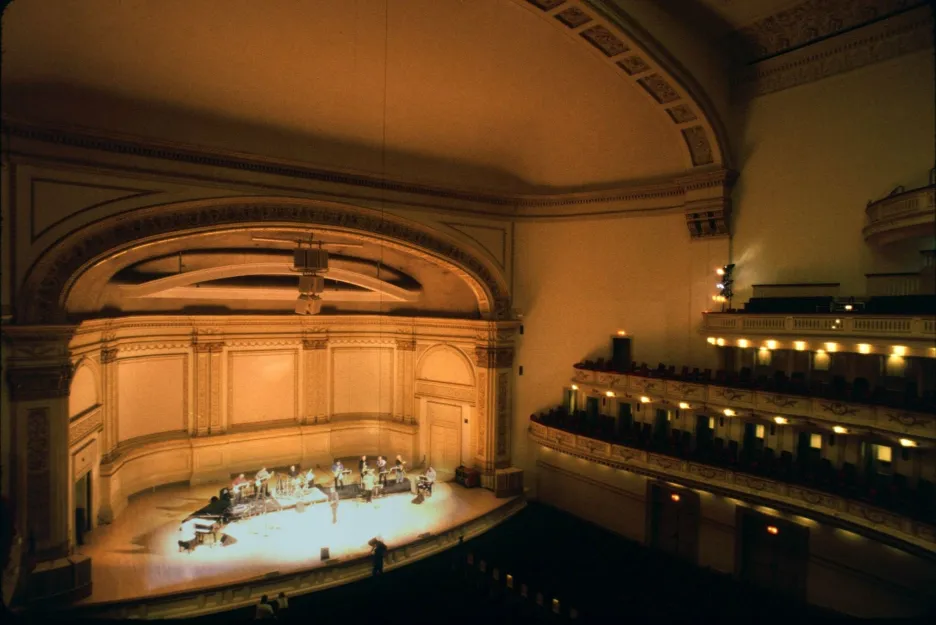 Carnegie Hall se stala jednou z posledních velkých staveb v New Yorku, která byla postavena ještě bez použití ocelové konstrukce. Z cihel a pískovce ji v italském renesančním slohu navrhl americký architekt William Tuthill