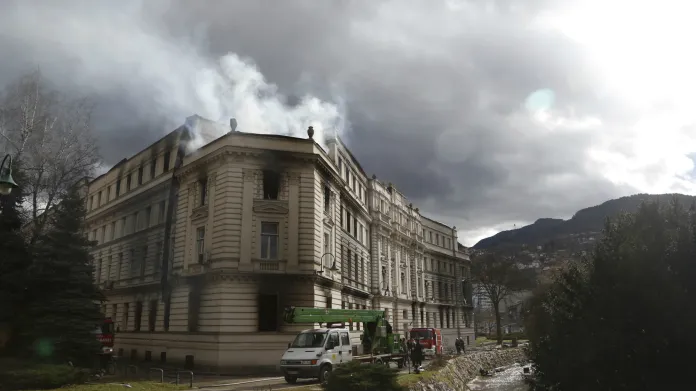 Hořící vládní budova v Sarajevu