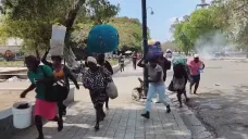 Obyvatelé Haiti prchají před násilím