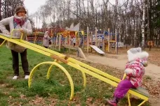 V ruském městě se o děti starají náhradní babičky. Projekt pomáhá samoživitelkám