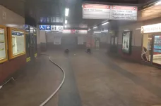 Kouř zahalil stanici pražského metra. Hořelo v eskalátoru