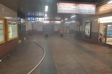 Kouř zahalil stanici pražského metra. Hořelo v eskalátoru