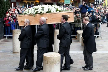 Šestasedmdesát úderů zvonů. S Hawkingem se v Cambridge rozloučily stovky jeho blízkých