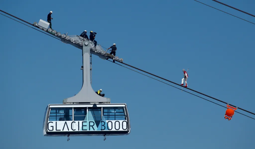 Švýcarský akrobat Freddy Nock se dlouhodobě věnuje balanci na laně ve velkých výškách. Tentokrát si pro svůj um vybral přechod lana, které je součástí kabinové lanovky v oblasti Les Diablerets ve švýcarských Alpách. Akrobatický kousek bez jištění byl úspěšně zakončen přejezdem kola po stejném laně