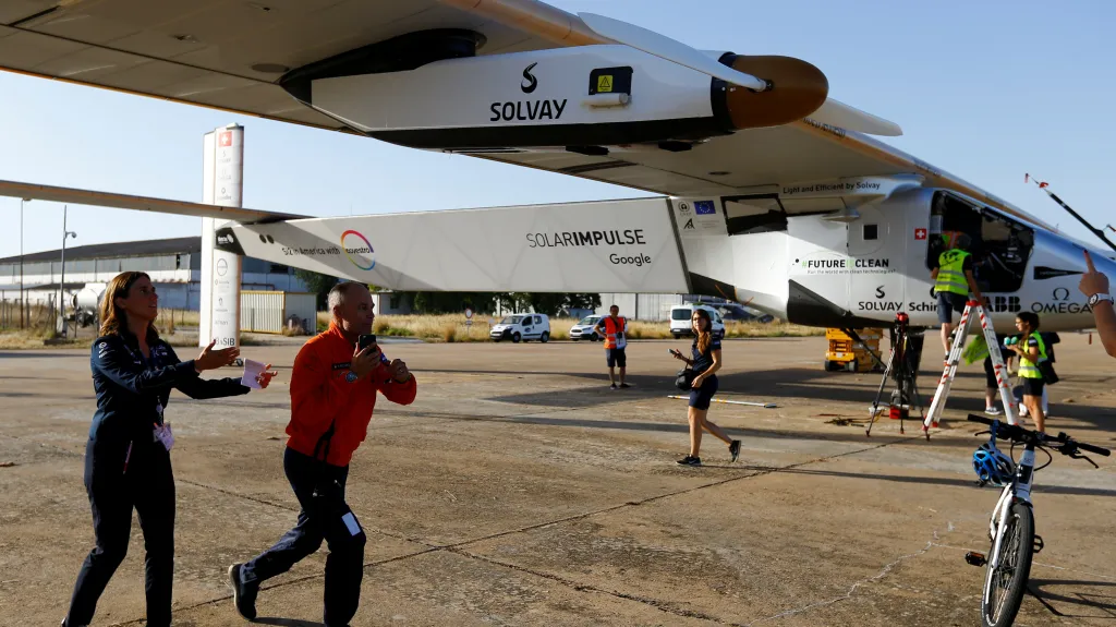 Solar Impulse 2 po přistání v Seville