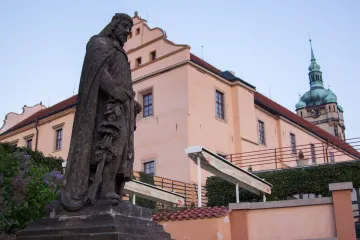 Videopohlednice: Po stopách Karla IV. z vězení na Lokti až do Uher či Itálie