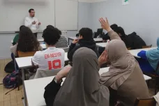 Islamisté pronikají do francouzských institucí, varuje zpráva