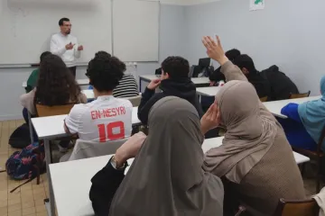 Islamisté pronikají do francouzských institucí, varuje zpráva