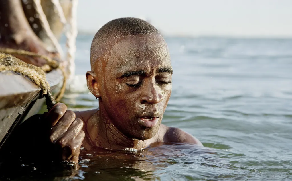 Nejlepší single fotografie z kategorie Cestovatelské portfolio: řeka Niger, Mali. Potápěči se v deltě řeky Niger potápějí na její dno za účelem sběru písku pro stavební průmysl. Je to extrémně nebezpečná činnost, při které zemřelo už mnoho mužů.