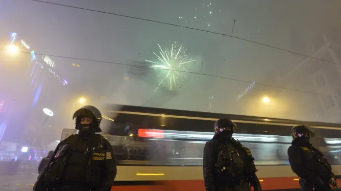 Přelom roku s tramvají a policií na Václavském náměstí