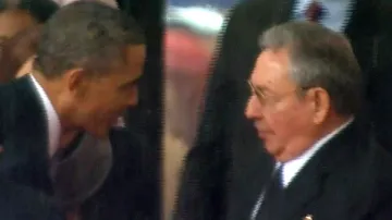 Barack Obama a Raúl Castro na pohřbu Nelsona Mandely