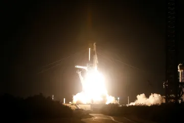 Raketa SpaceX vynesla na polární oběžnou dráhu čtyři astronauty