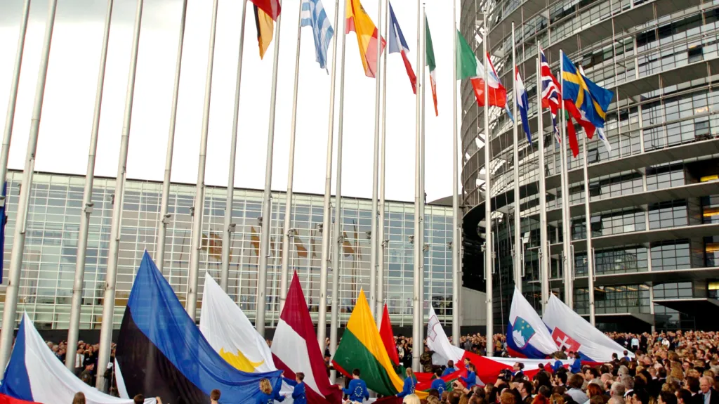 Vztyčování vlajek přistupujících zemí u budovy Evropského parlamentu