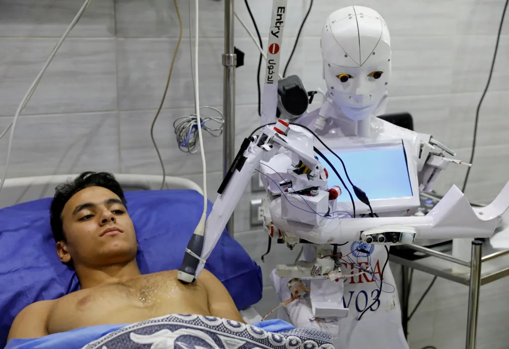 V egyptské Tantě testují dálkově ovládaného robota s názvem Cira 3, který vyšetřuje pacienty s podezřením na covid-19