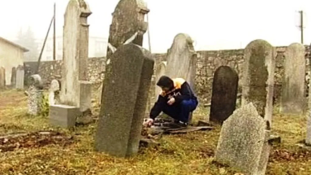 Práce na hřbitově