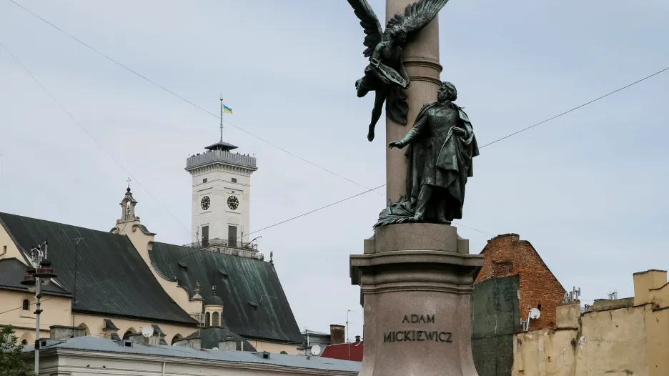 Památník Adama Mickiewicze v ukrajinském Lvově