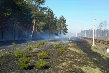 U Bzence hořel les podél trati. Hasiči vyhlásili druhý stupeň poplachu