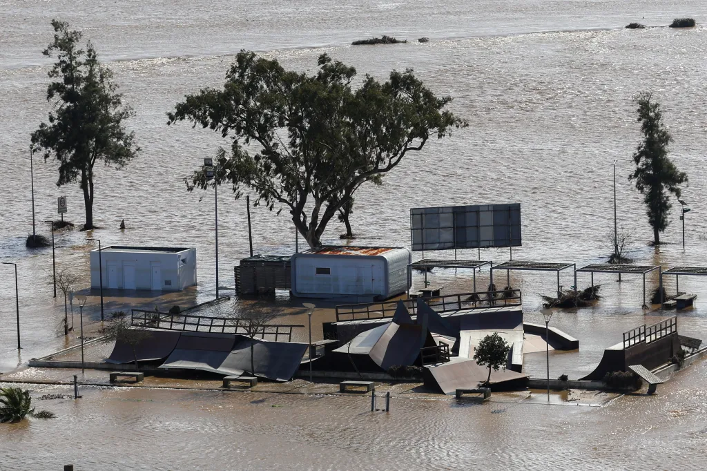 Následky záplav po bouři Leonardo v portugalském městě Alcácer do Sol